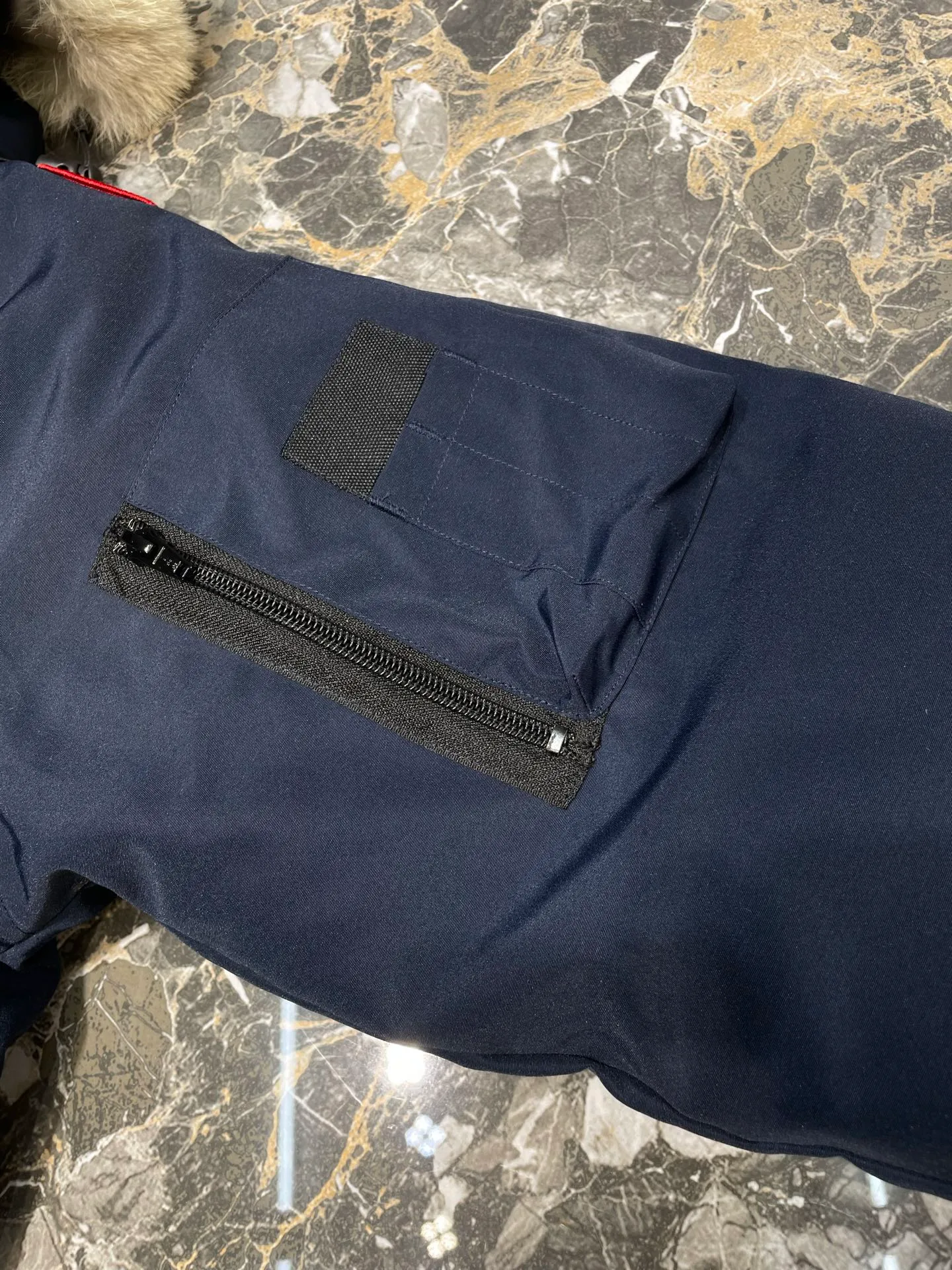 P900 special down Canada Goose Canada Goose #Chilliwack 7999M bomber jacket short down jacket/01 model #女与狠# Genuine synchronous anti-counterfeiting chip sensor! ➖ Imported 21S polyester-cotton blended original fabric [last year’s 16S/18S hard fabrics have been completely eliminated, this year all use 21S genuine synchronous fabrics, the soft mid-strap feels delicate and textured], genuine synchronous Feather-Light 10D waterproof coating fabric, made of 84.5 polyester fiber and 15.5 cotton, 100% the best feel in the entire network! ➖ The genuine official website is synchronized with the national standard 80 white duck down, you can check the official website customer service, there will never be a series of misleading claims such as 90 down or goose down! ➖ Using the best nylon lining with double double-layer sealing design, velvet-proof No. 7 needle + grid-filled down ready-made garments, there is 100% no so-called velvet running! ➖ The cuffs are designed with thickened seamless threads, and the collar and pockets are lined with top-quality polar fleece to keep you warm and comfortable! ➖ Yoshida YKK provides original custom-made electroplated sliders. YKK two-way lockable zippers are tight and smooth and will not peel off paint! ➖ 3M composite guarantees that the Velcro is the same as the original, durable, and all accessories and hardware are custom-made! ➖ Imported BEHRINGER embroidery machine to customize the 10,000-needle embroidery logo, 98% of which can be reproduced to restore the original logo. You can check and compare on the official website! ➖ The fur collars are all made of large pieces of Western Canadian blue wolf hide, ensuring that each fur collar is 13-15cm wide!   Size:XS-XXL